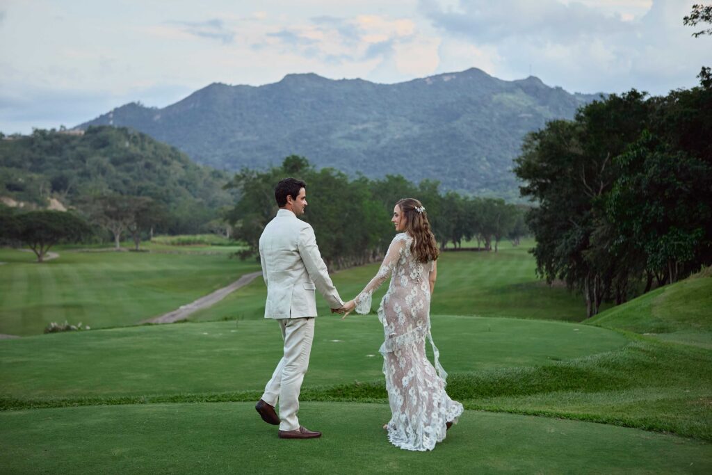 Una pareja de esposos en un campo de golf payande, foto de boda hecha por Harvin Villamizar fotografo de bodas en españa y colombia